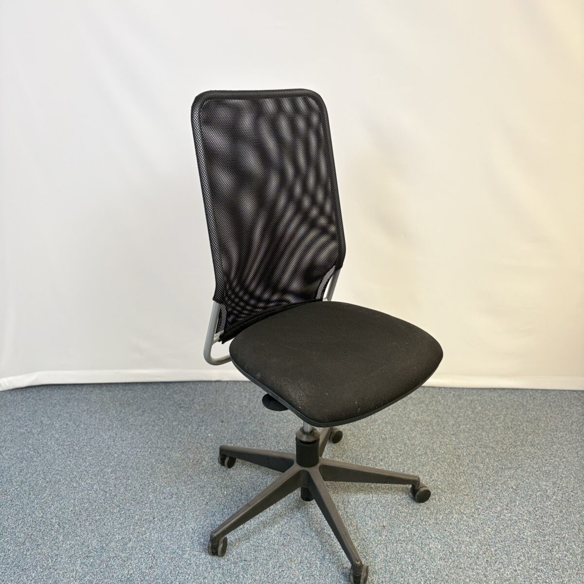 Fauteuil collaborateur noir en plastique et tissu