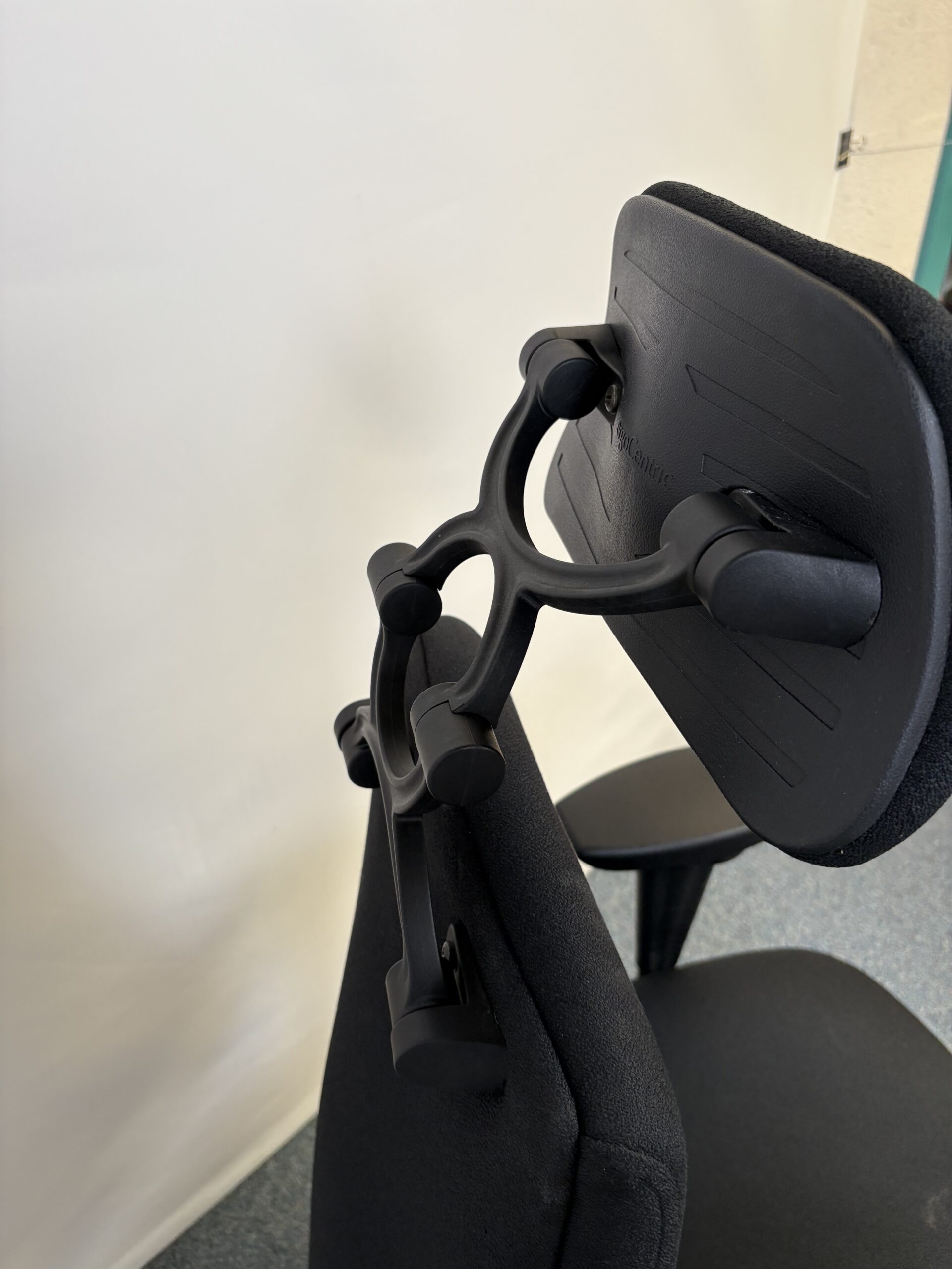 fauteuil-collaborateur-plastique-tissu-ergocentric-5.jpeg