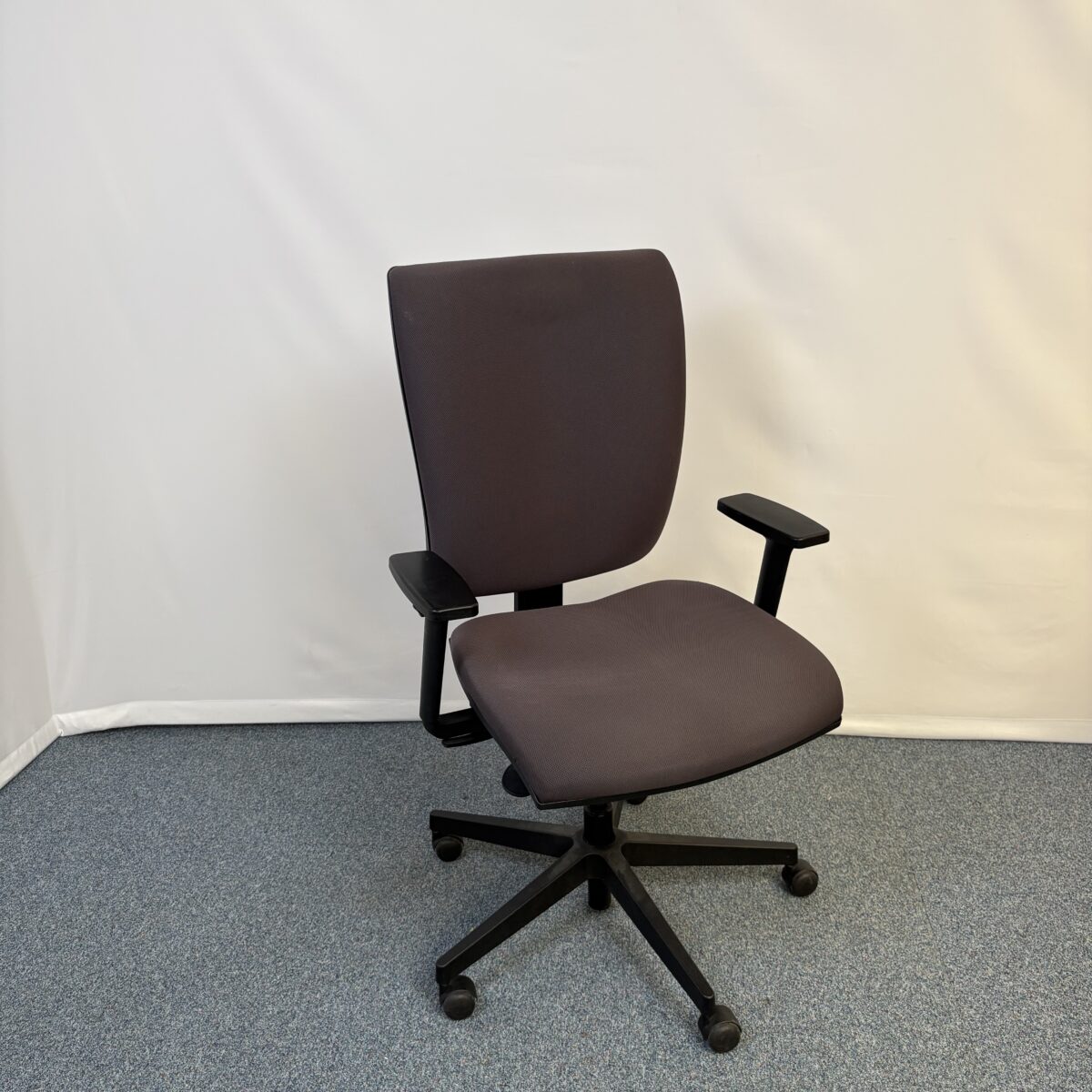 Fauteuil de collaborateur ergonomique à réglages multiples de couleur taupe
