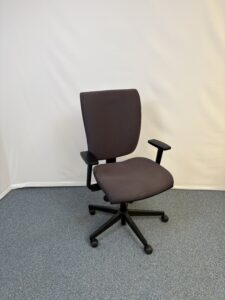Fauteuil de collaborateur ergonomique à réglages multiples de couleur taupe