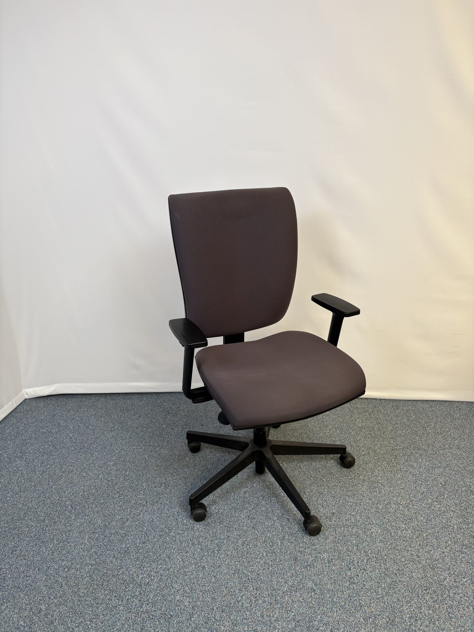 Fauteuil de collaborateur ergonomique à réglages multiples de couleur taupe
