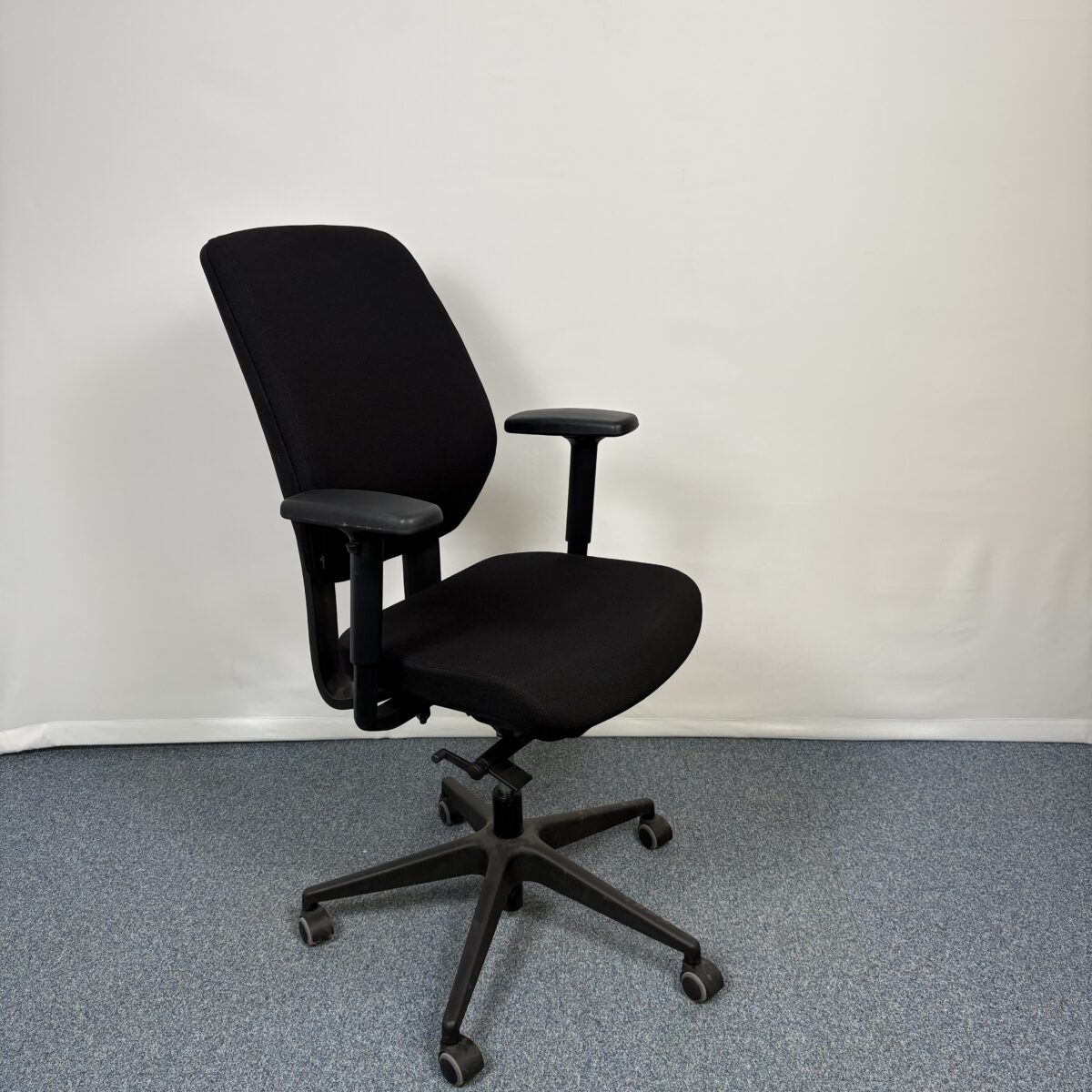 Fauteuil de collaborateur confortable et moderne noir