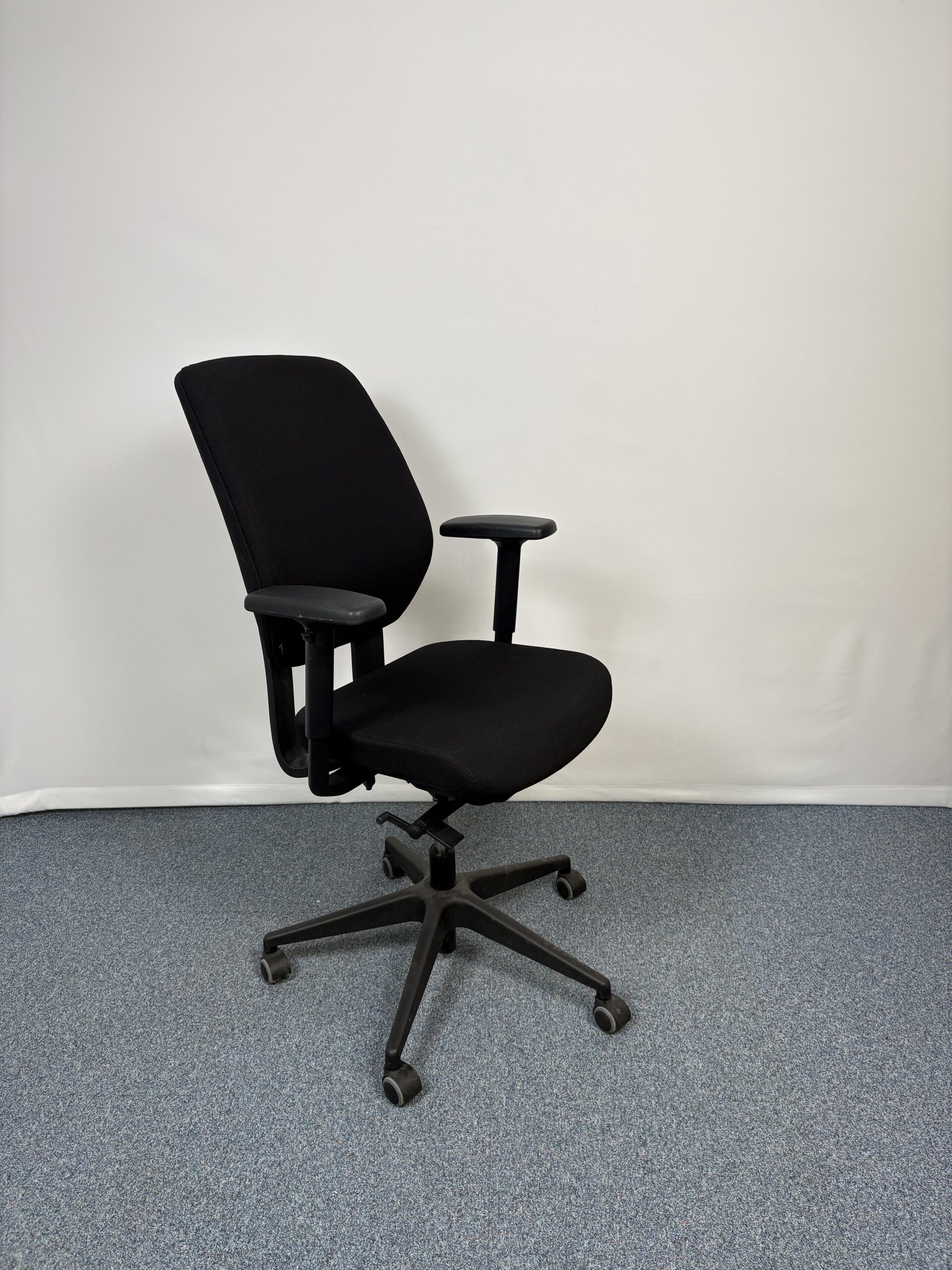 Fauteuil de collaborateur confortable et moderne noir