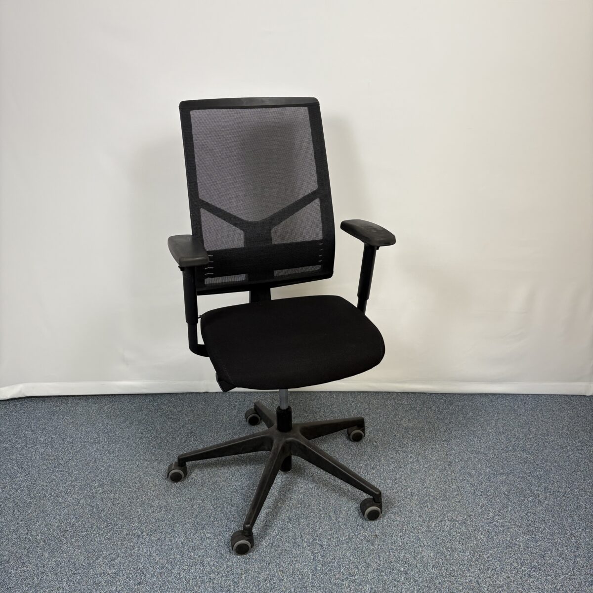 Fauteuil de bureau reglable avec un dossier fin