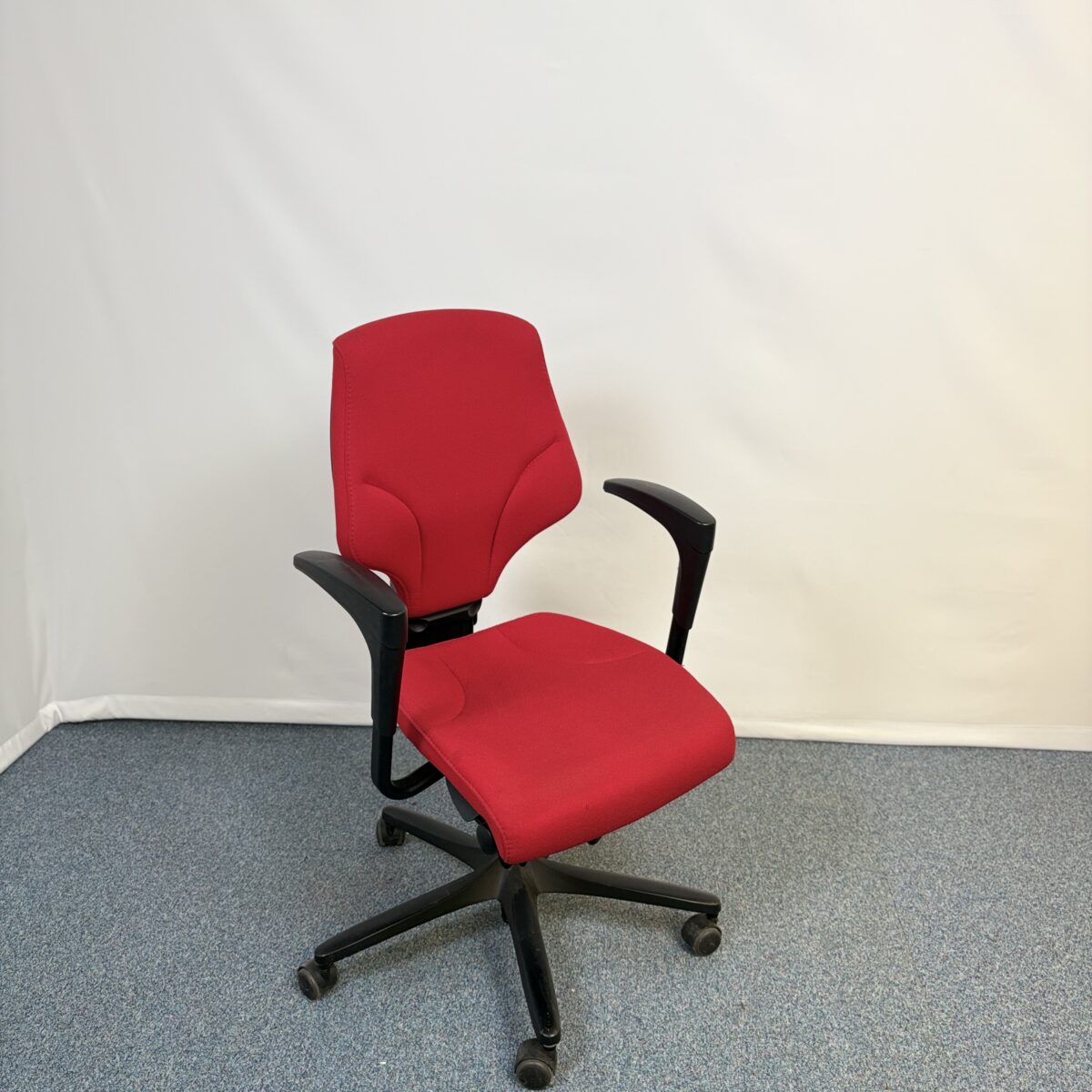 Fauteuil collaborateur en tissu rouge confortable