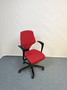 Fauteuil collaborateur en tissu rouge confortable