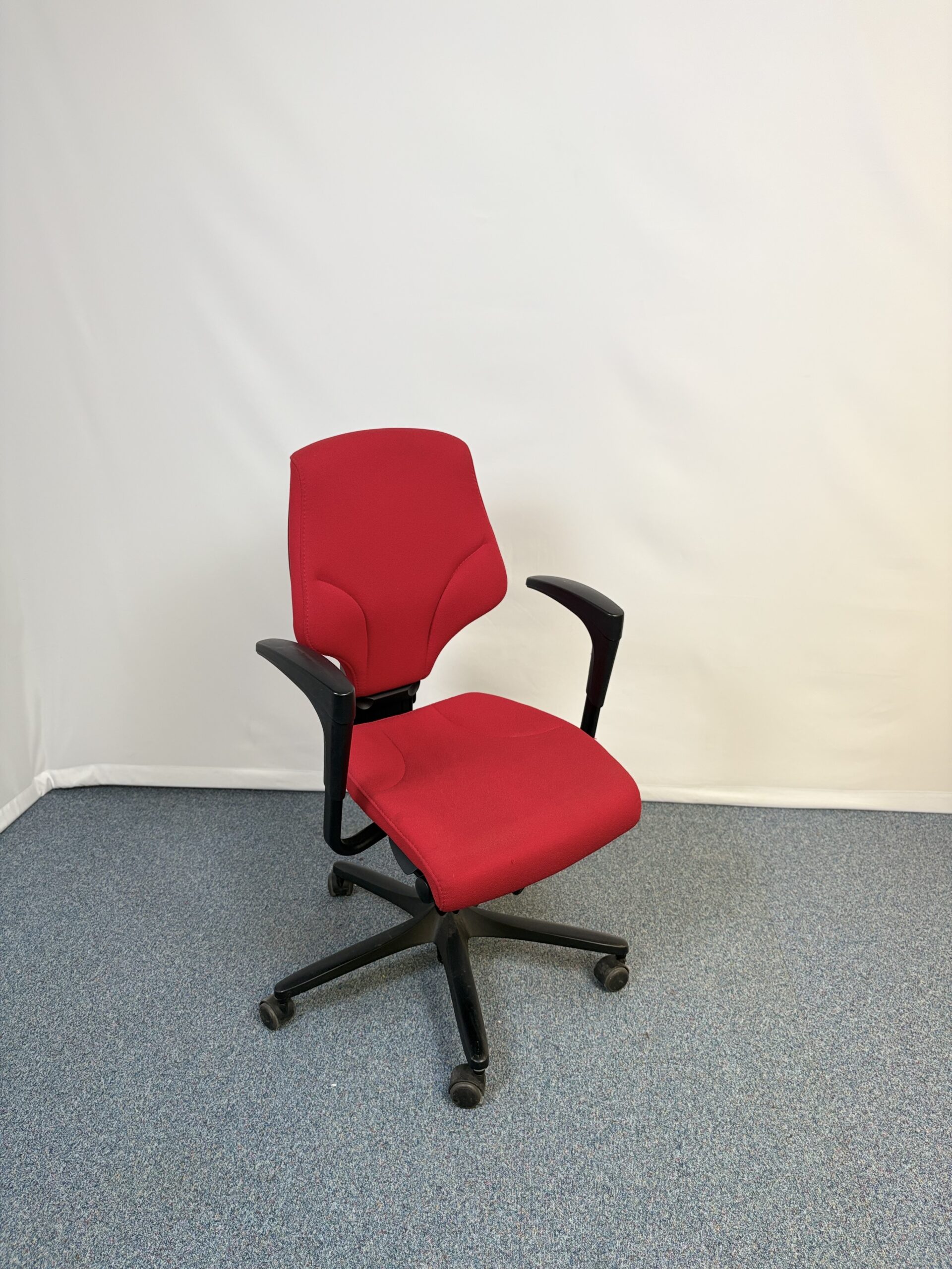 Fauteuil collaborateur en tissu rouge confortable