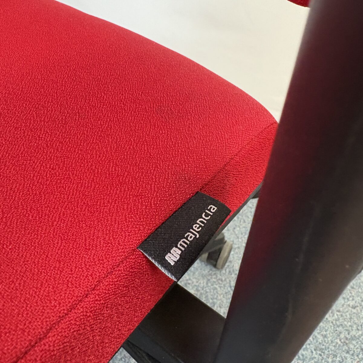 Fauteuil de collaborateur en tissu rouge