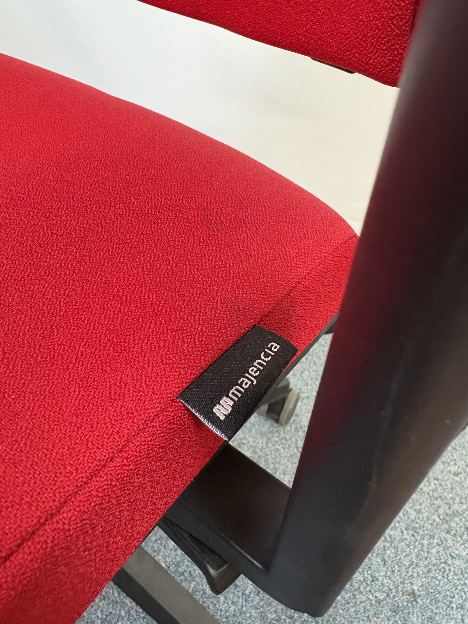 Fauteuil de collaborateur en tissu rouge