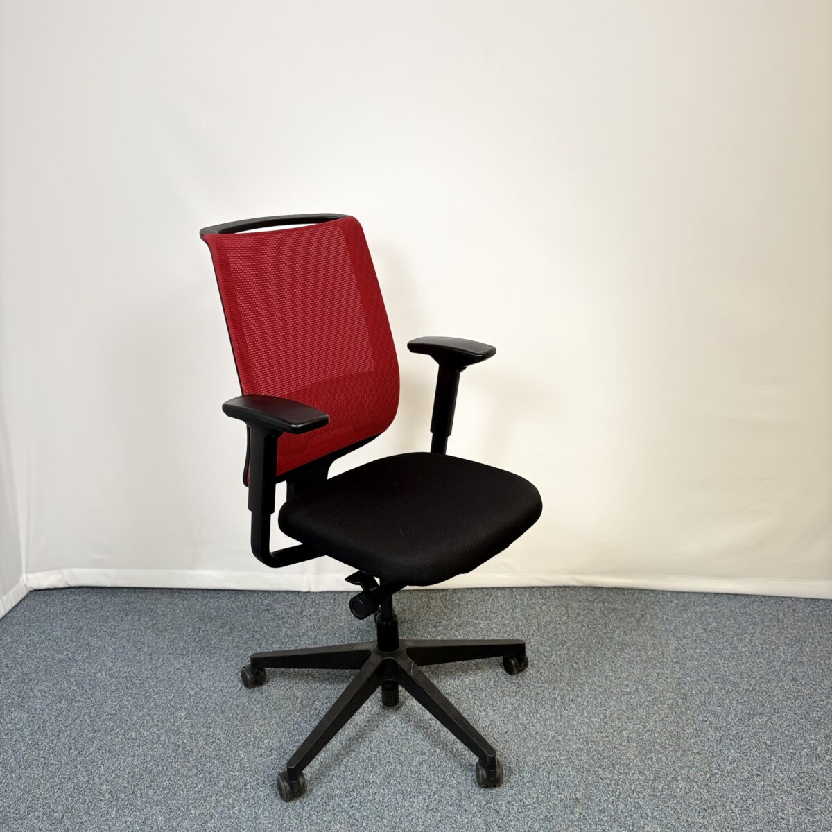 Fauteuil collaborateur Steelcase Think V1 en tissu rouge