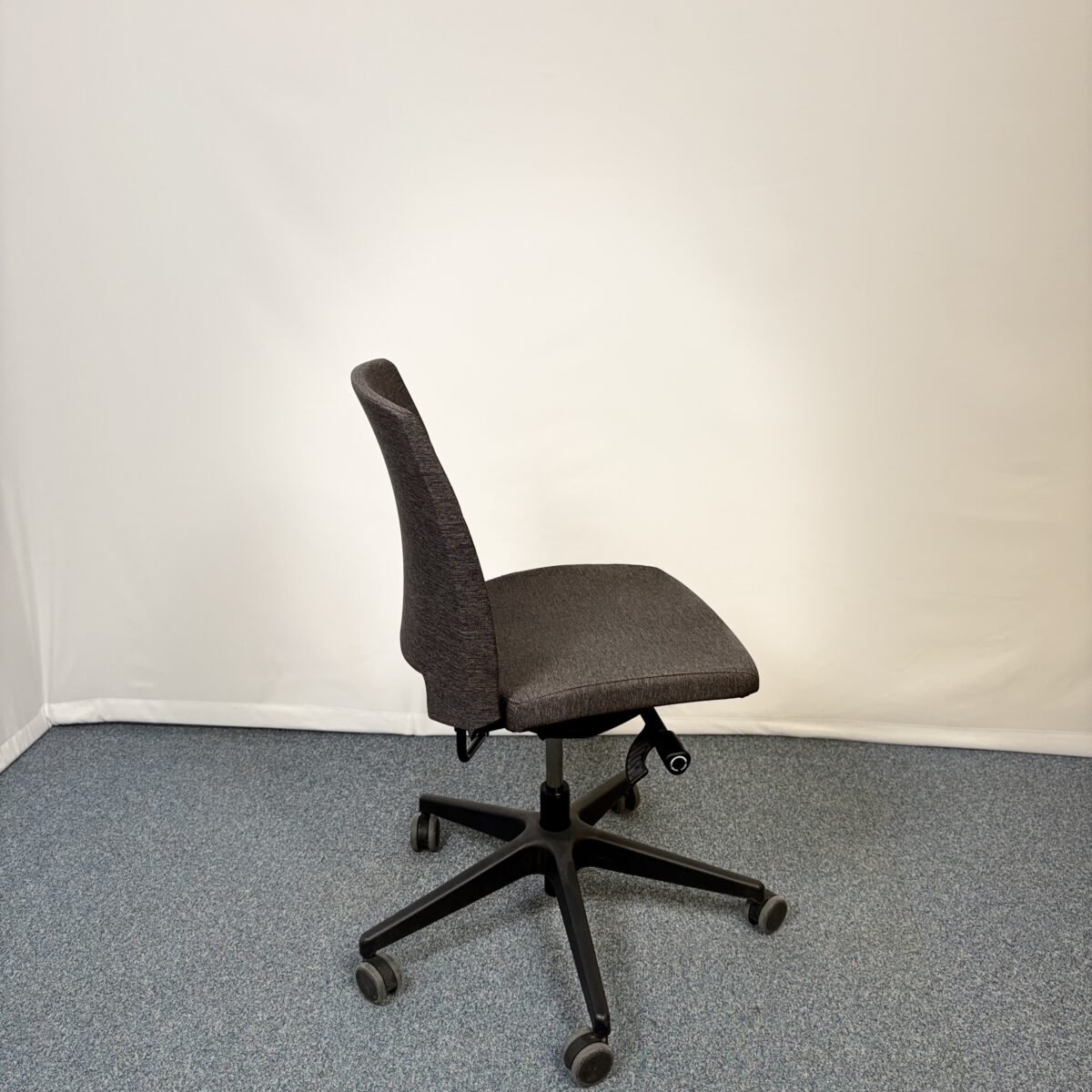 Fauteuil de bureau confortable avec du tissu gris chin?