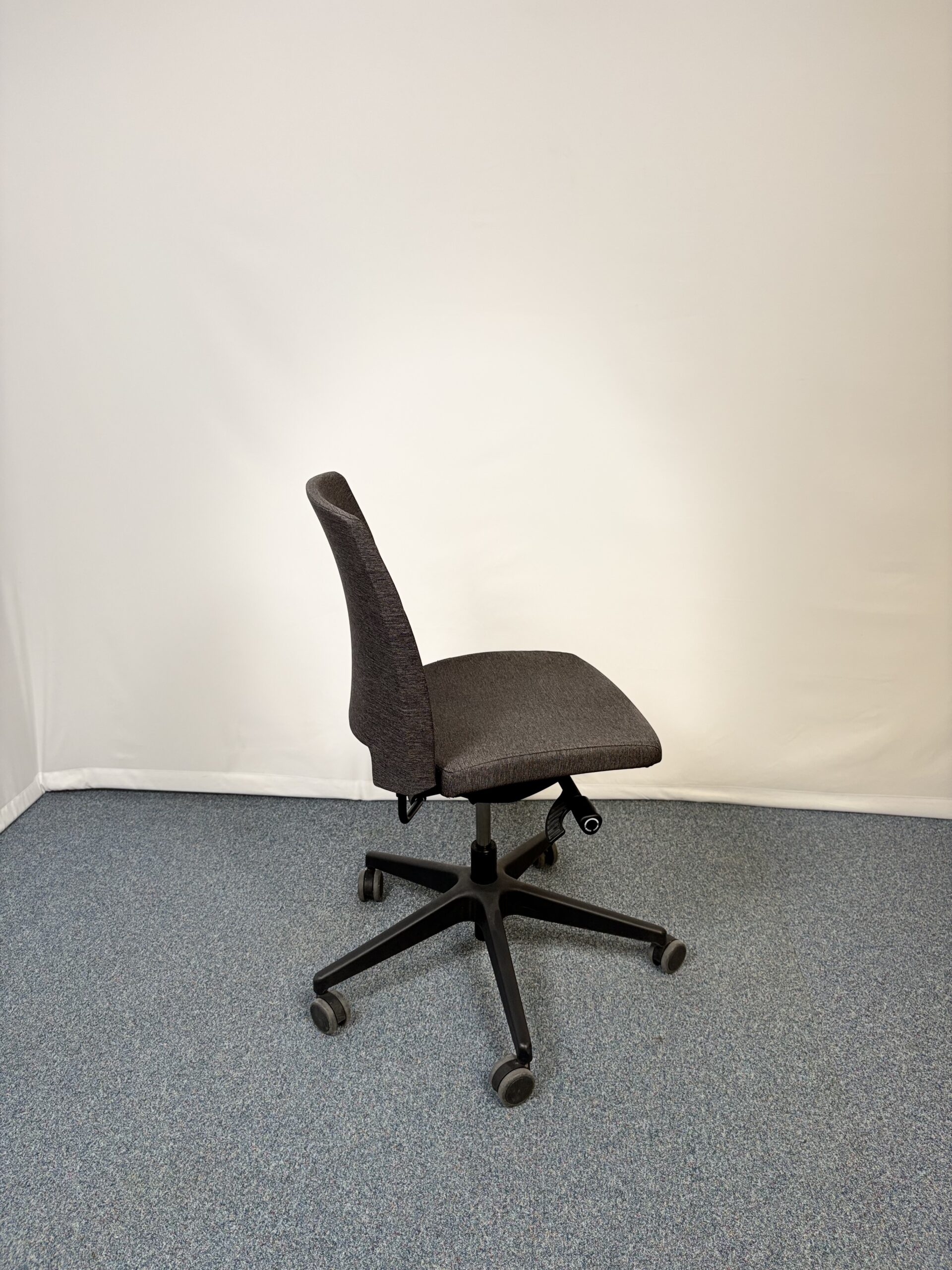 Fauteuil de bureau confortable avec du tissu gris chin?