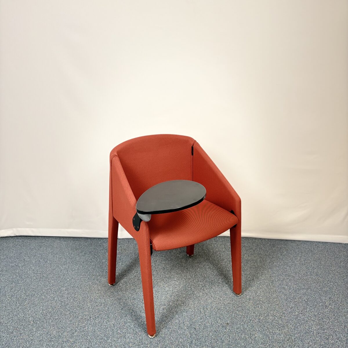 Fauteuil de conférence Quinti en tissu rouge avec tablette