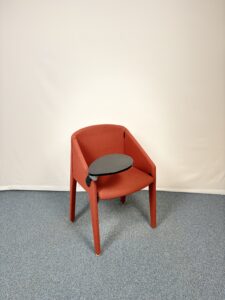 Fauteuil de conférence Quinti en tissu rouge avec tablette