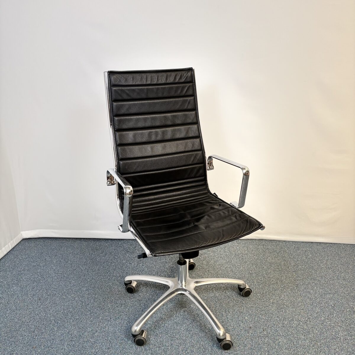 Fauteuil de direction design en cuir noir