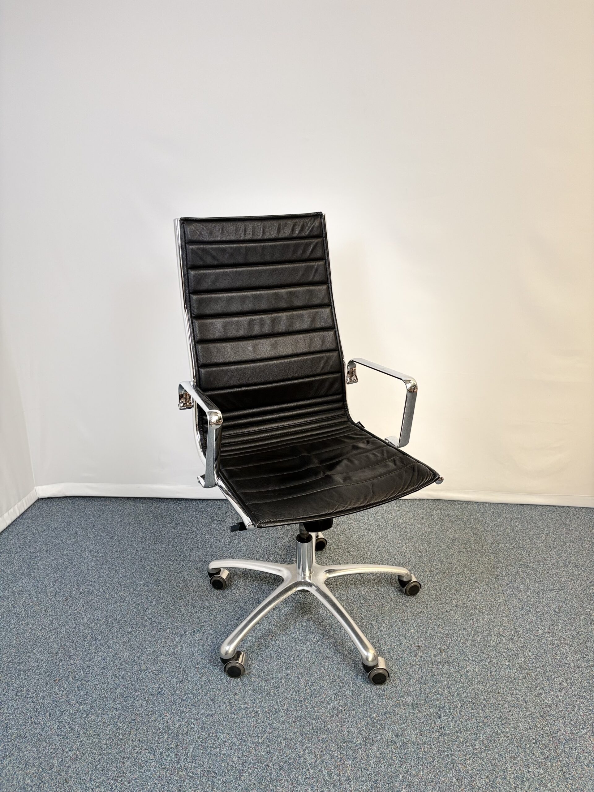 Fauteuil de direction design en cuir noir