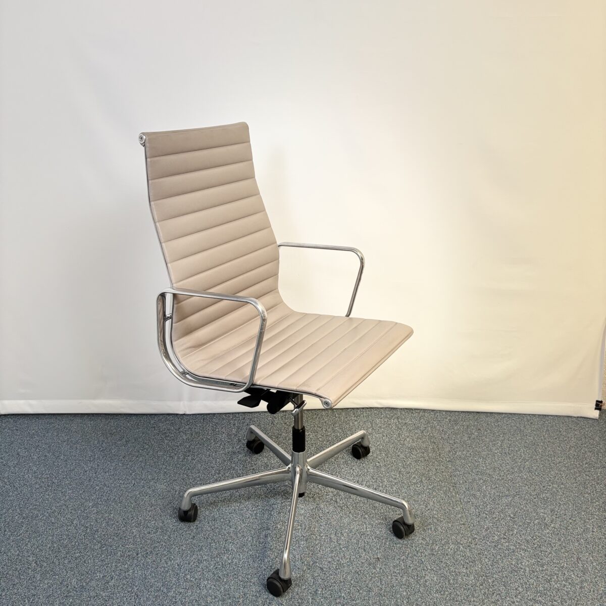 Vitra Fauteuil Direction Cuir et Métal EA 119