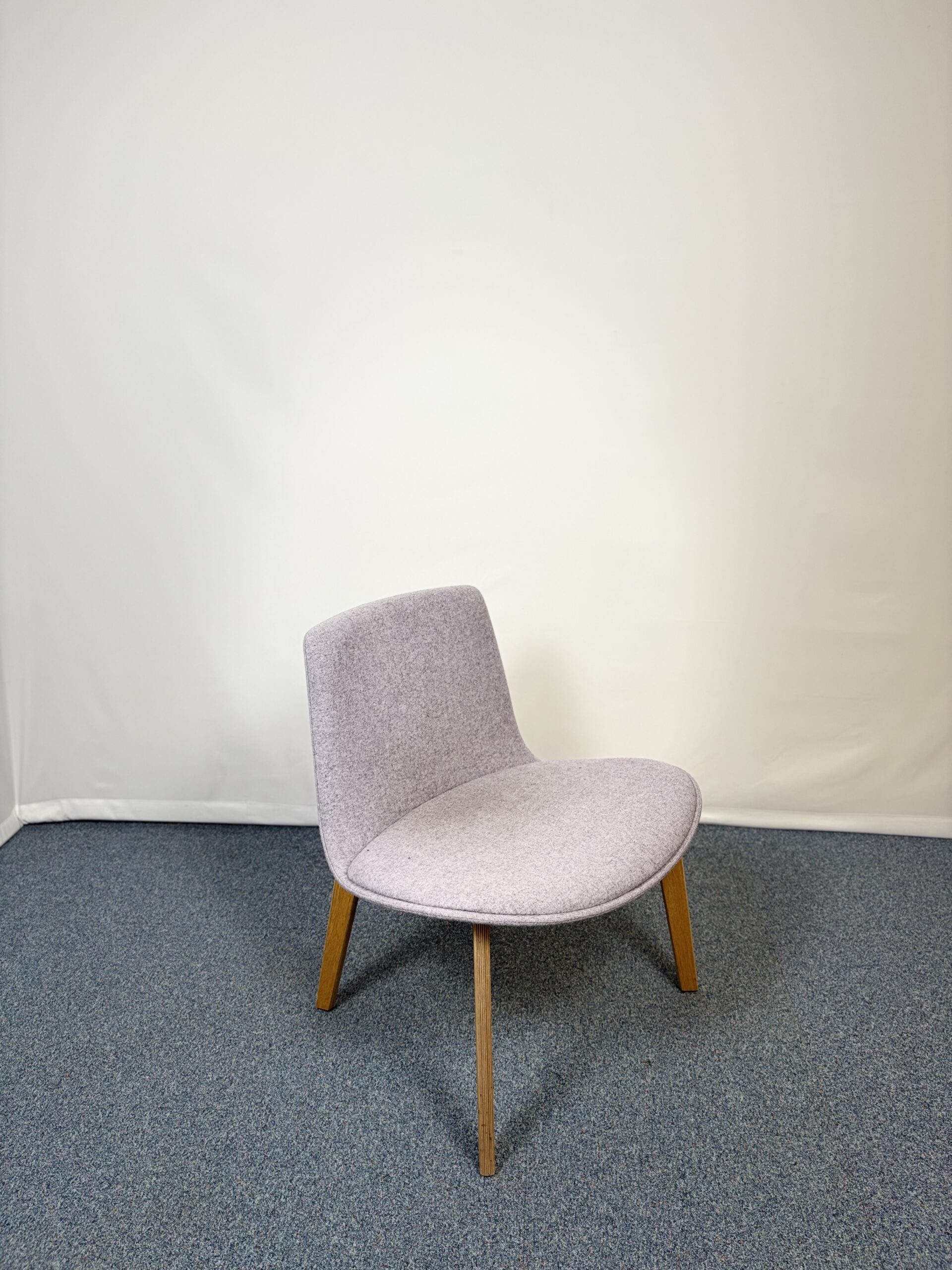 Lounge en tissu et bois