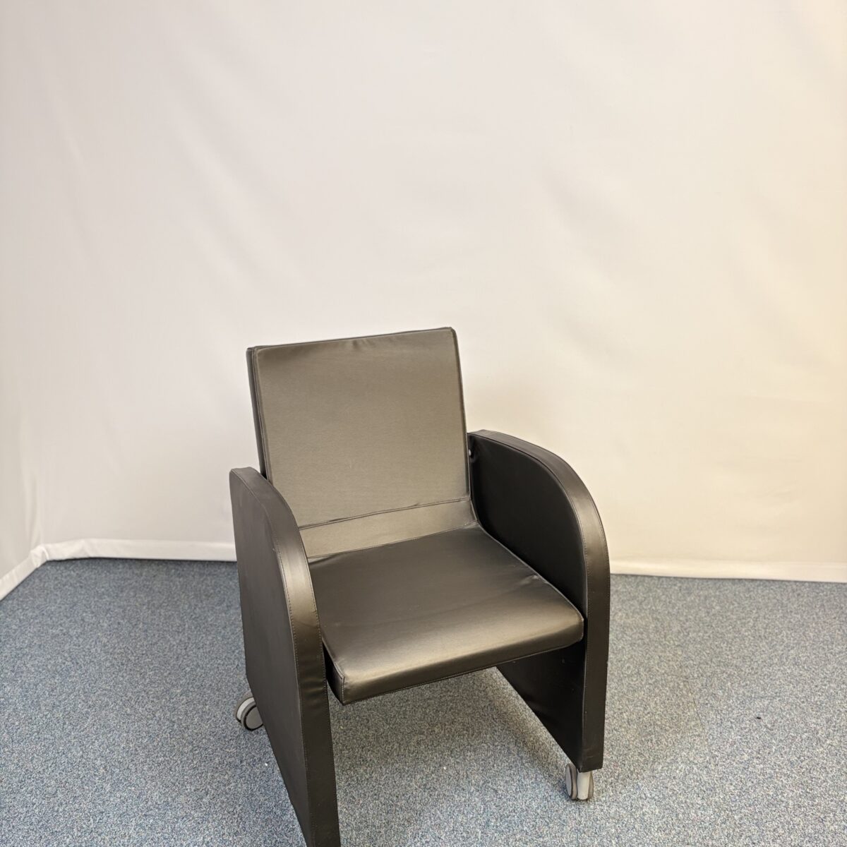 Siège de réunion en plastique noir à roulettes