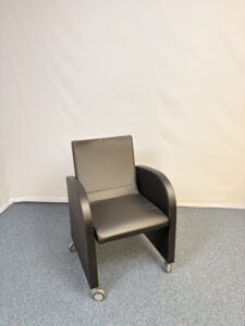 Siège de réunion en plastique noir à roulettes