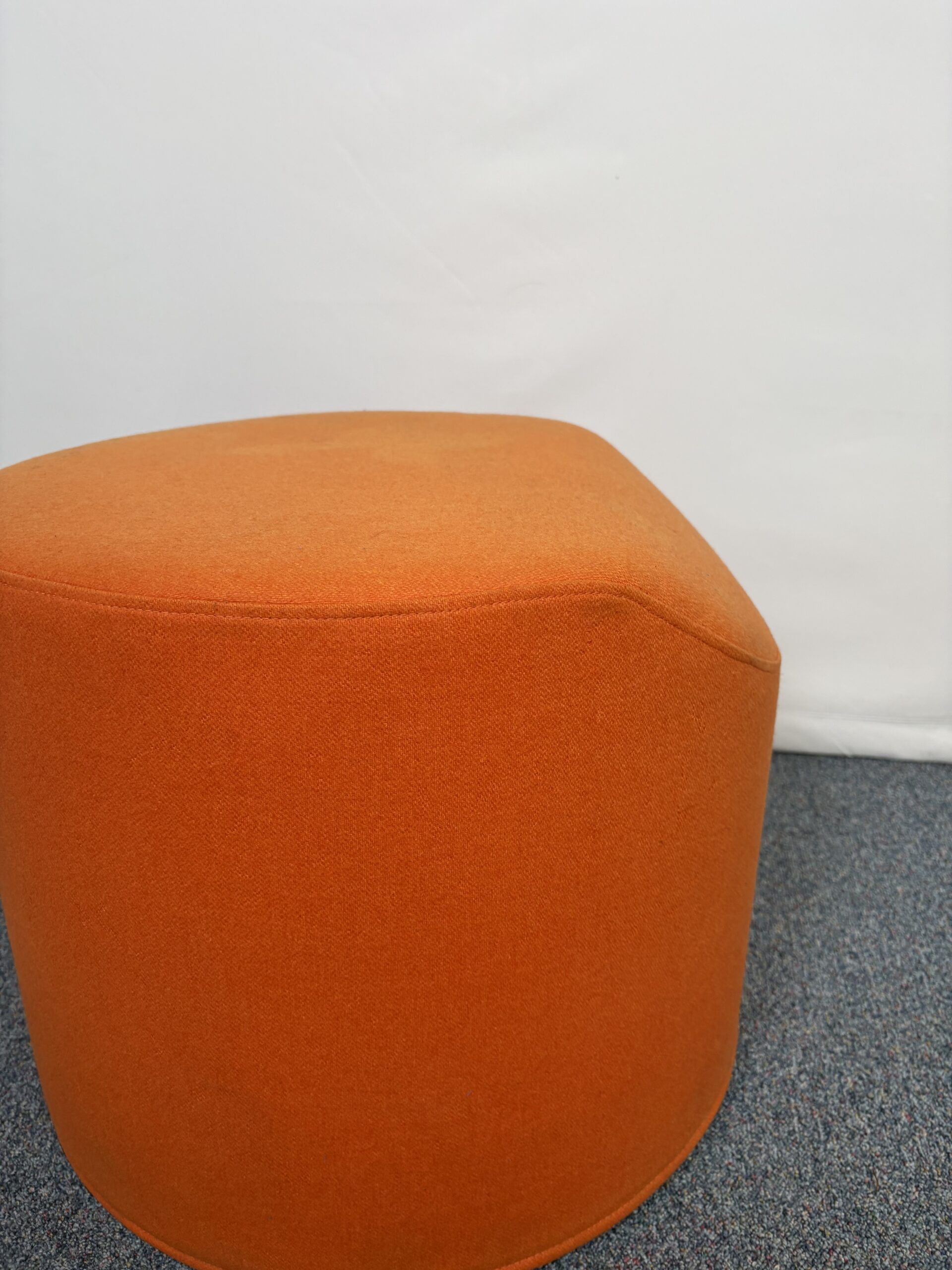 pouf-tissu-orange-softline-4.jpeg