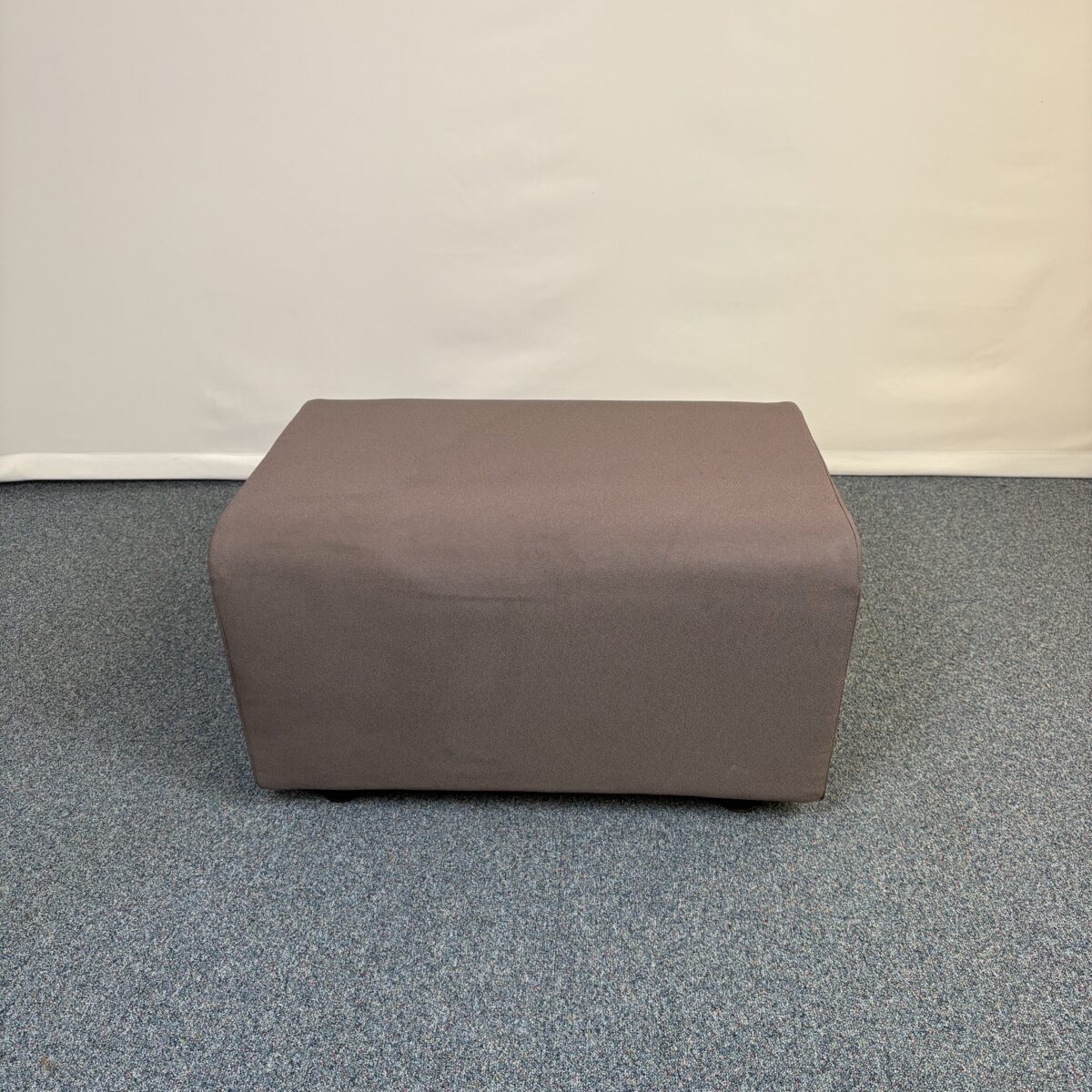 Petit pouf en tissu taupe