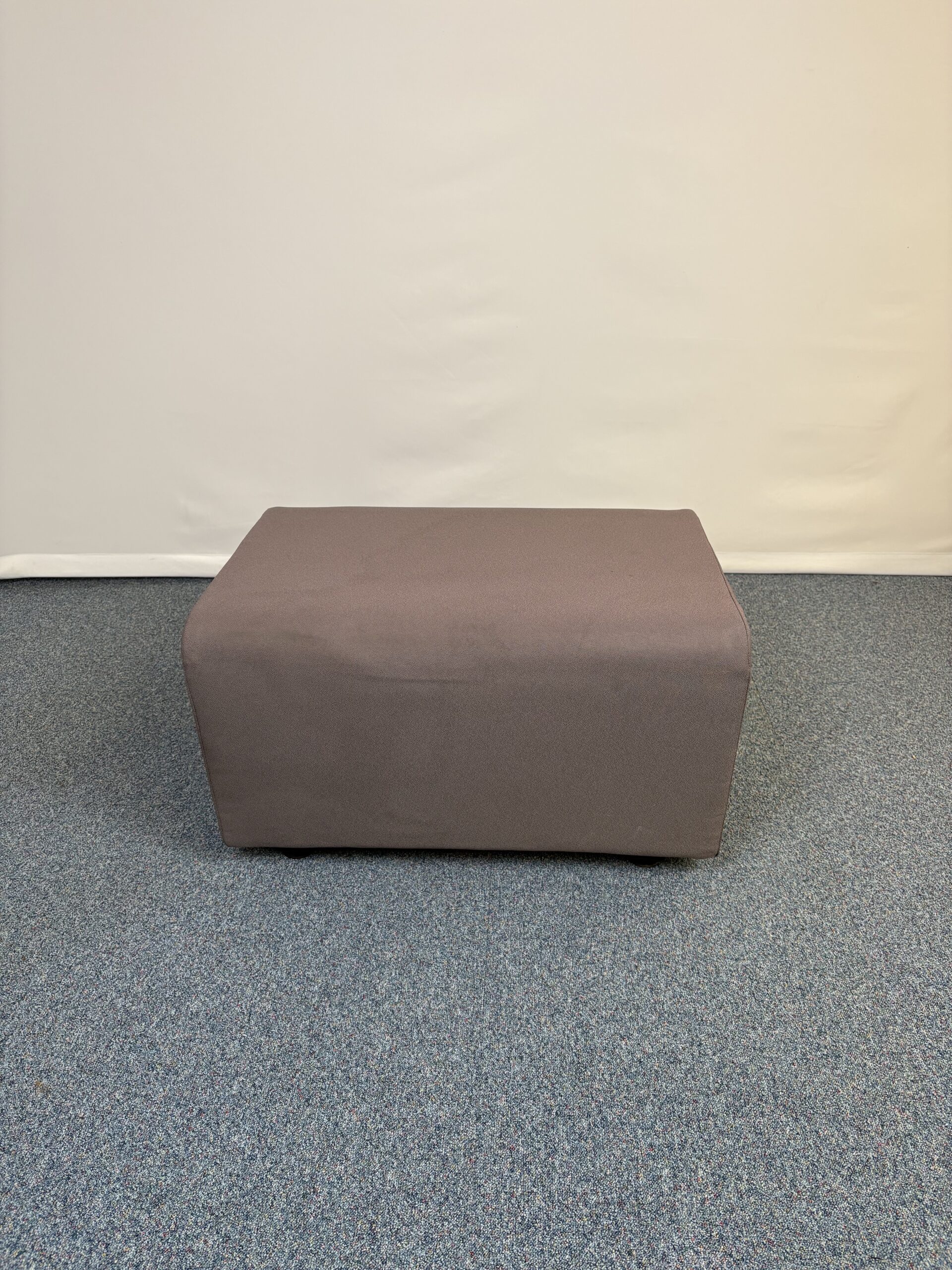 Petit pouf en tissu taupe