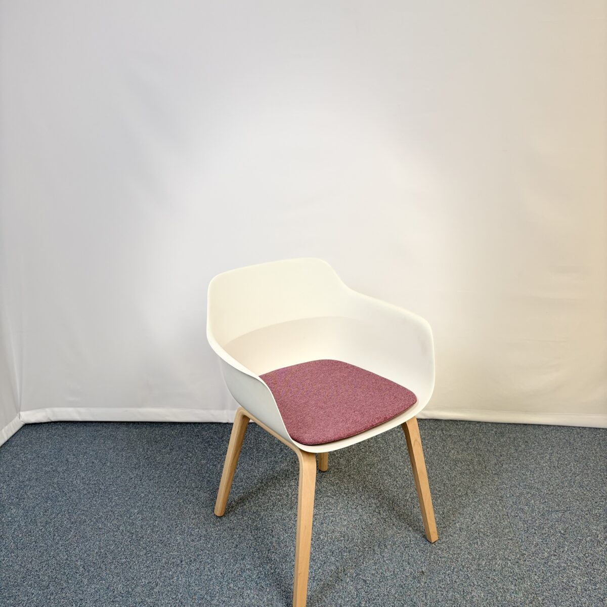 Siège d’accueil plastique et bois