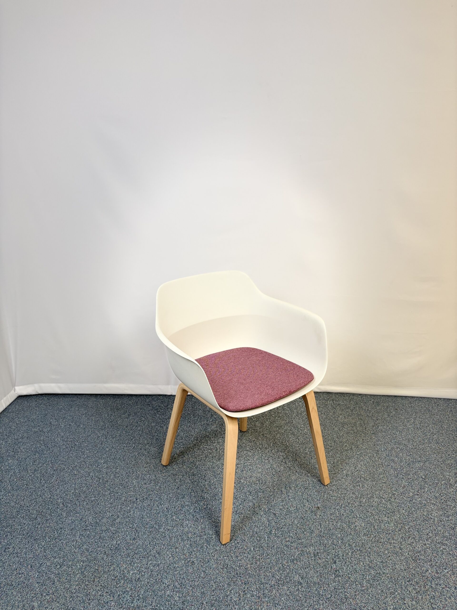 Siège d’accueil plastique et bois