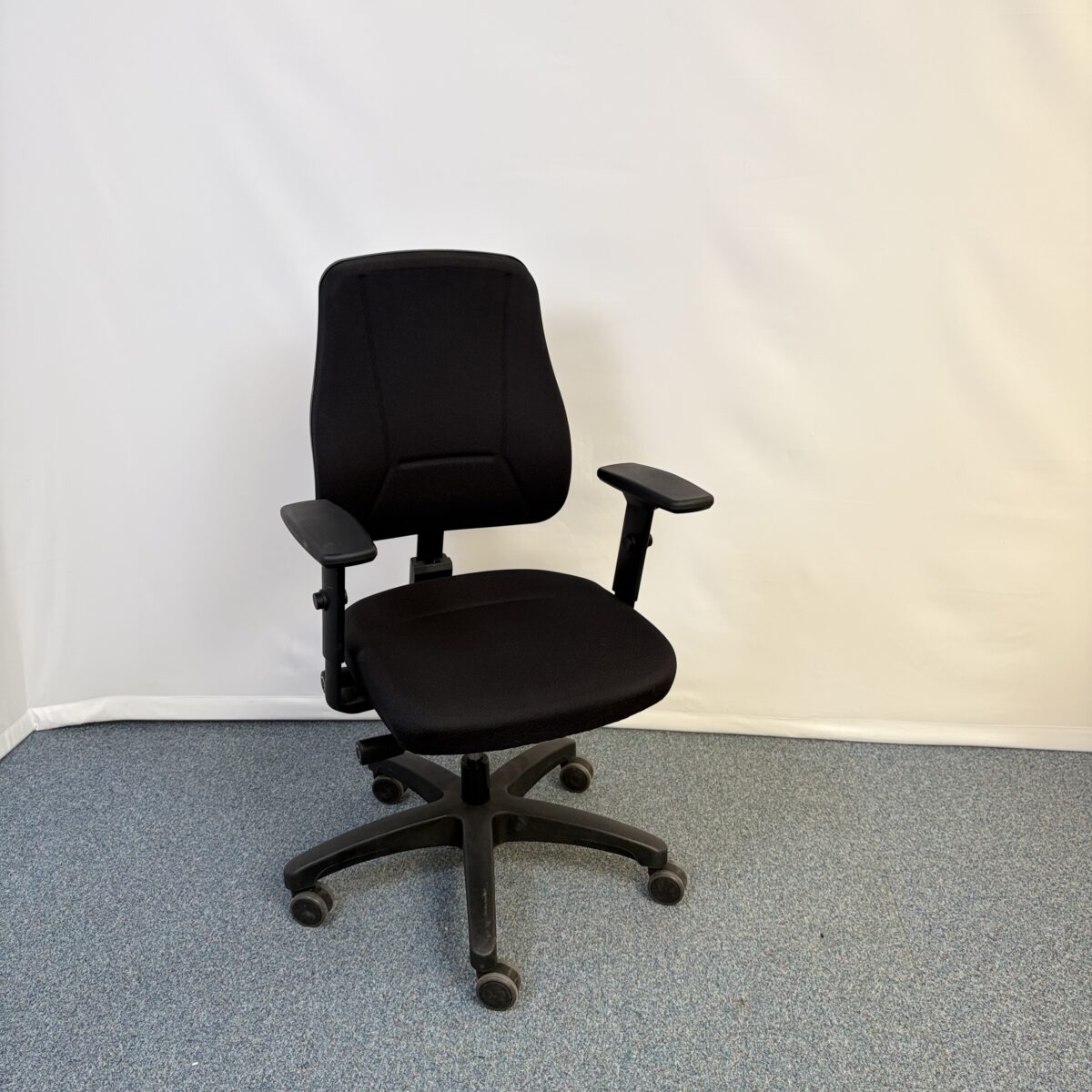 Fauteuil collaborateur en tissu noir multi-réglages