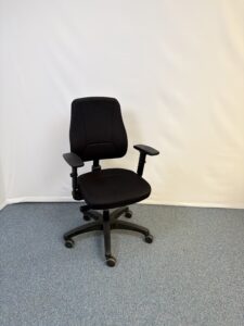 Fauteuil collaborateur en tissu noir multi-réglages