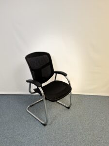 Siège visiteur en métal et tissu noir confortable et pratique