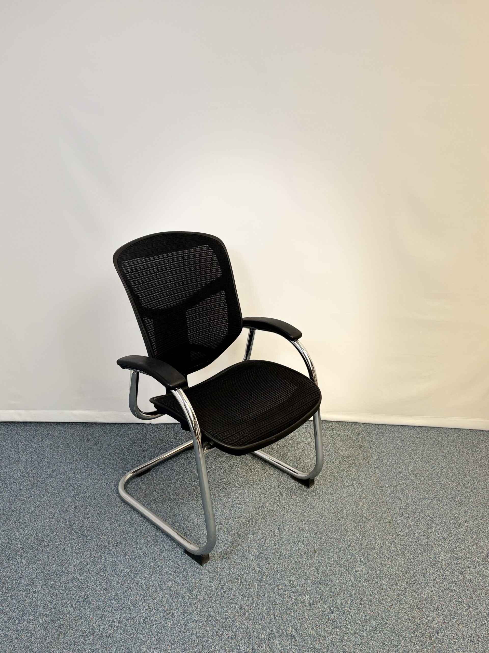 Siège visiteur en métal et tissu noir confortable et pratique