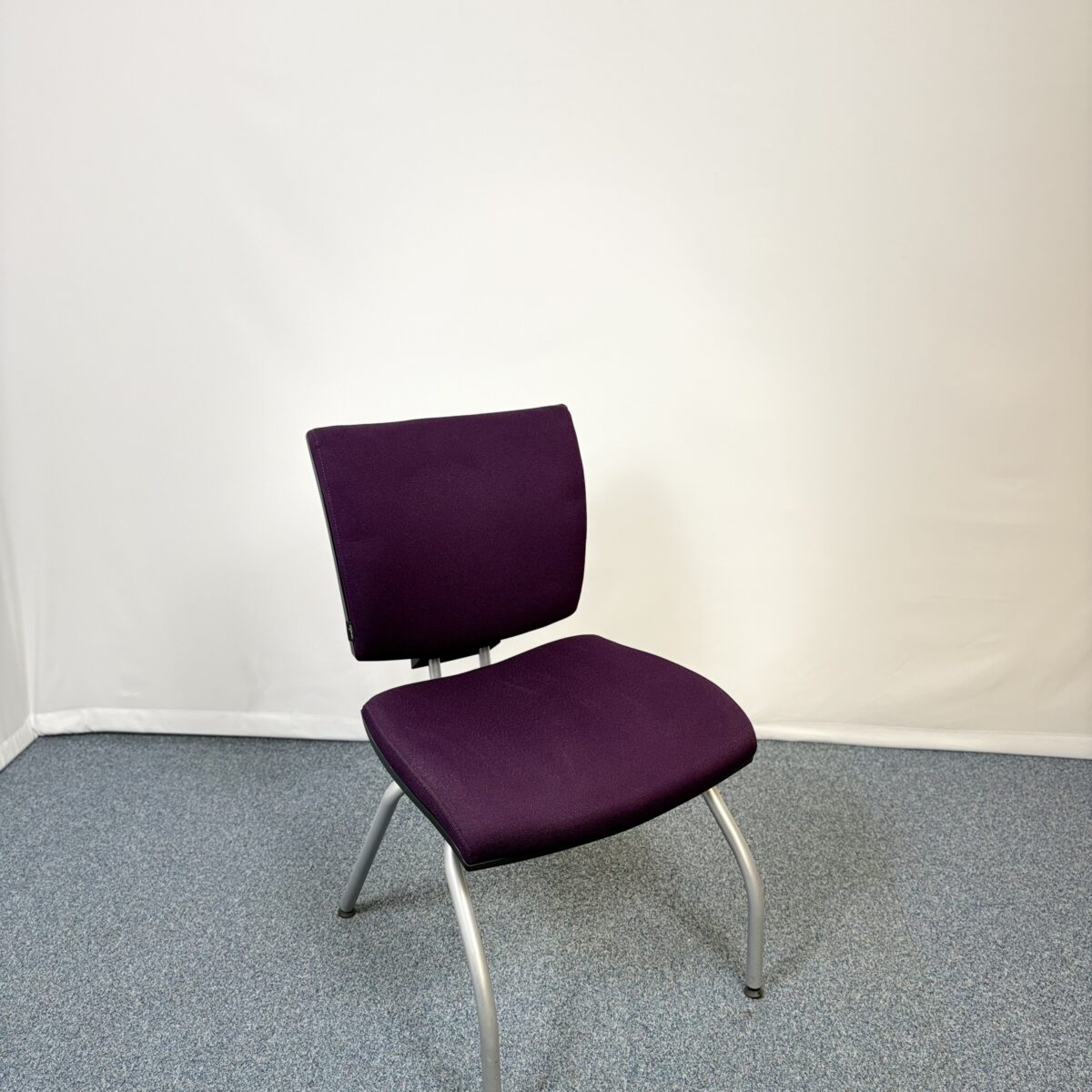 Siège d'acceuil en tissu violet