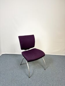 Siège d'acceuil en tissu violet