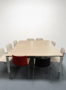 Table de réunion avec plateau en bois de couleur crème et pieds en metal