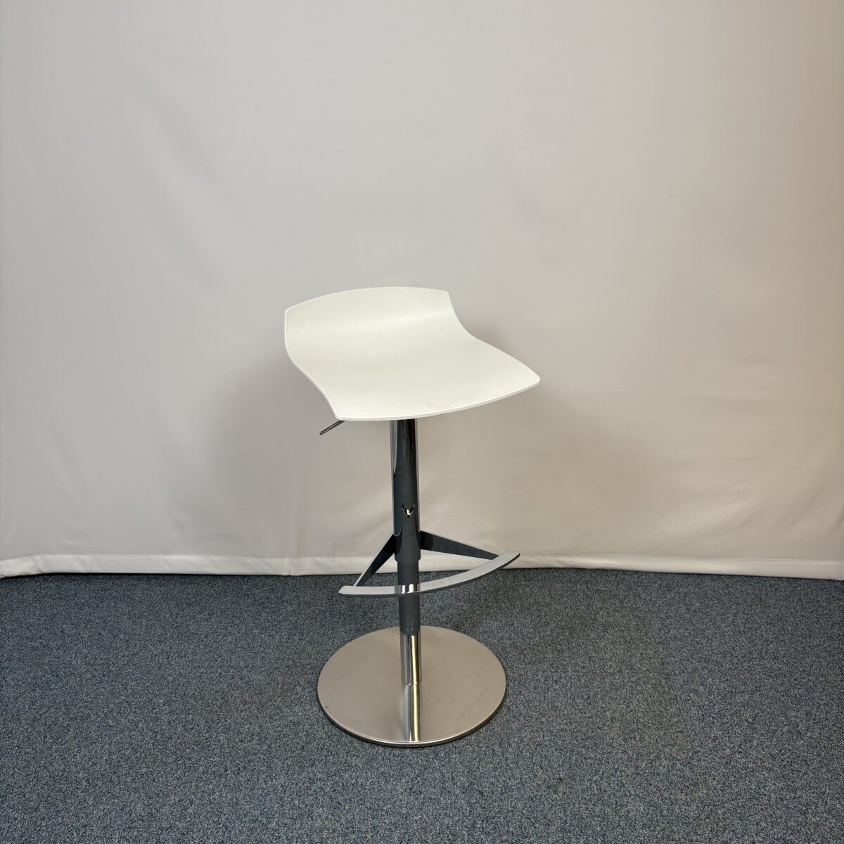 Tabouret bas plastique et métal avec dossier et repose-pieds