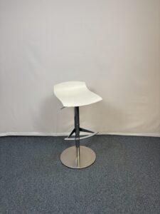 Tabouret bas plastique et métal avec dossier et repose-pieds