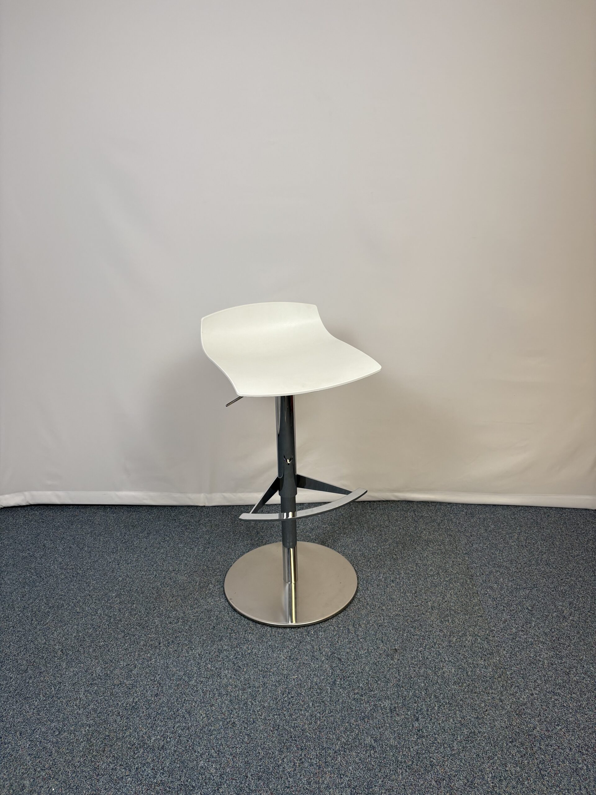 Tabouret bas plastique et métal avec dossier et repose-pieds