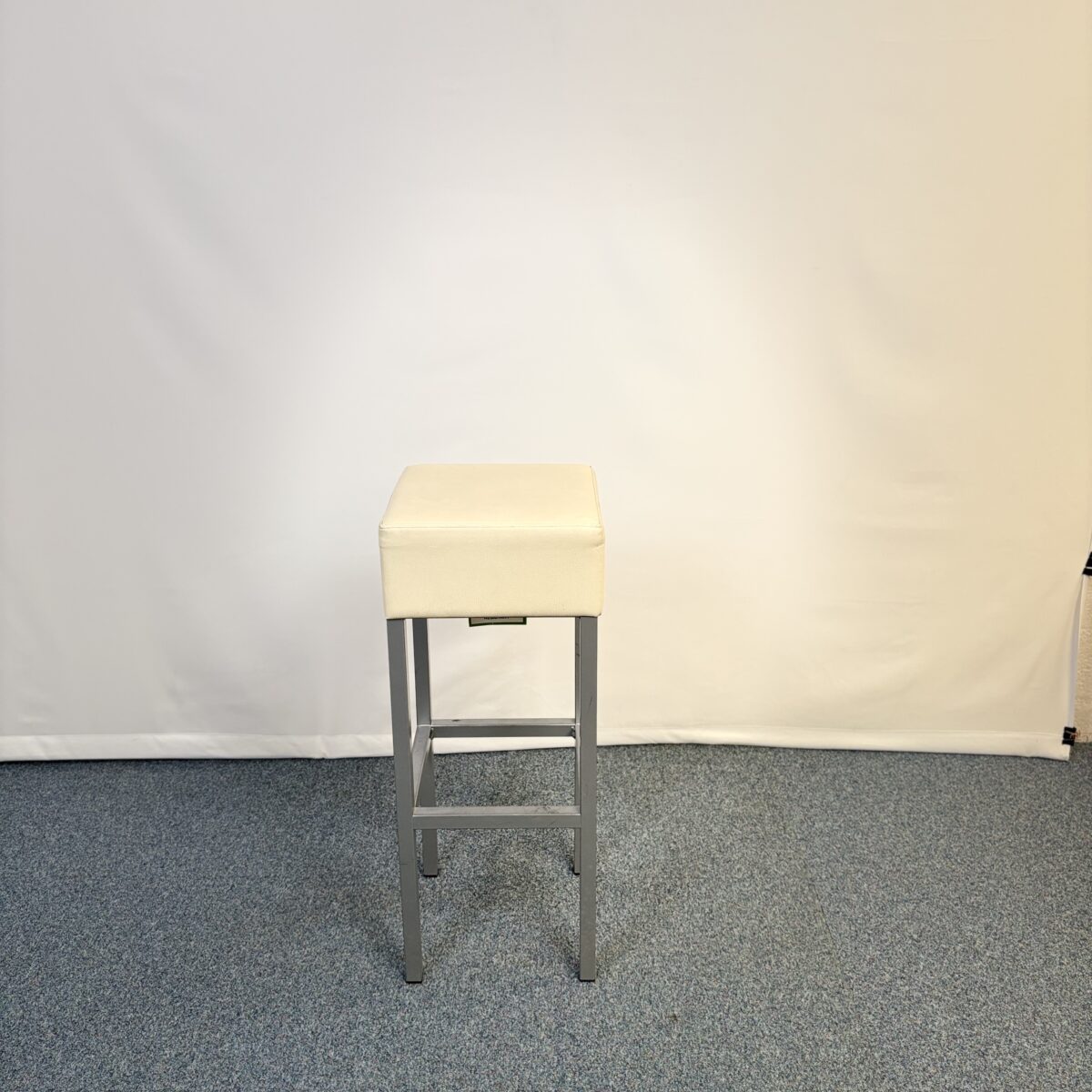 Tabouret cuir beige et pieds en metal