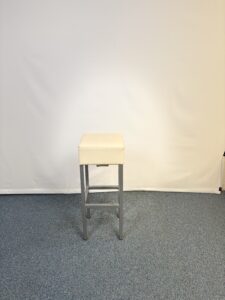 Tabouret cuir beige et pieds en metal