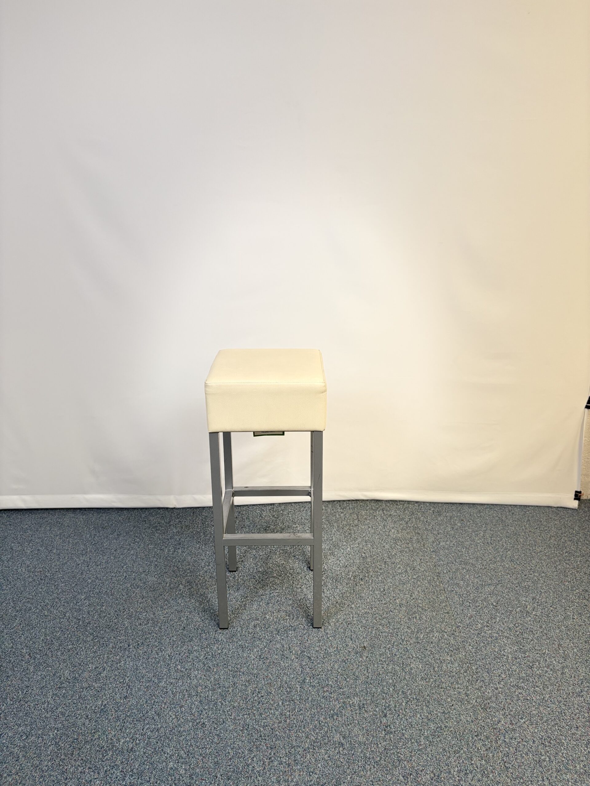 Tabouret cuir beige et pieds en metal