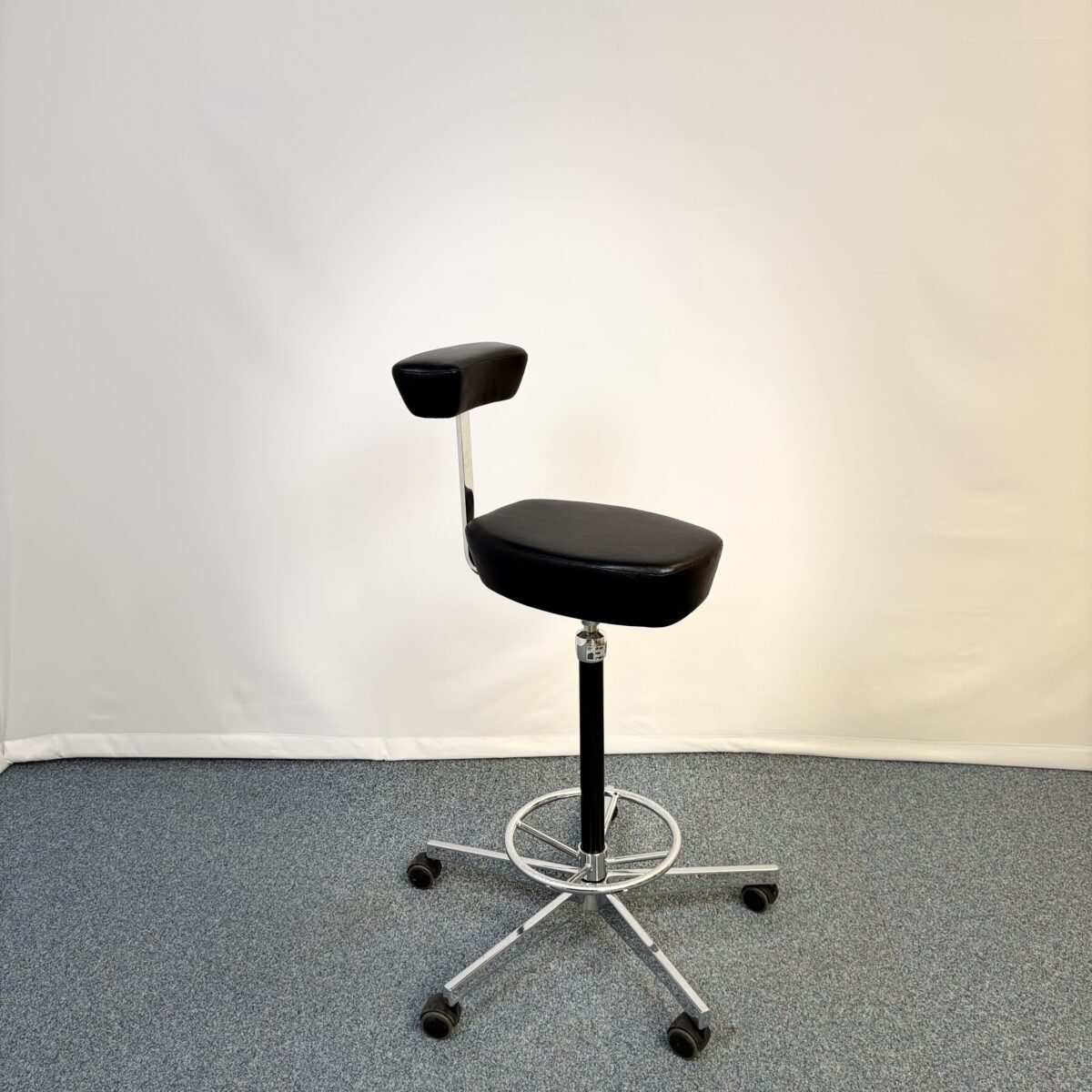 Tabouret Vitra design cuir noir et métal avec dossier et repose-pieds