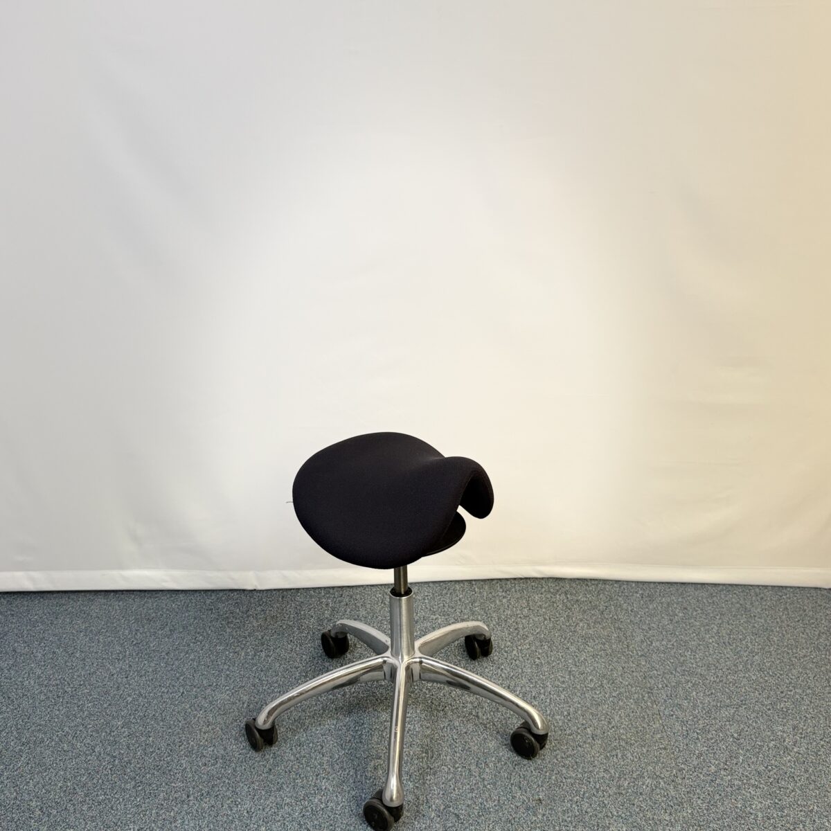 Tabouret Löffler métal et tissu noir à roulettes