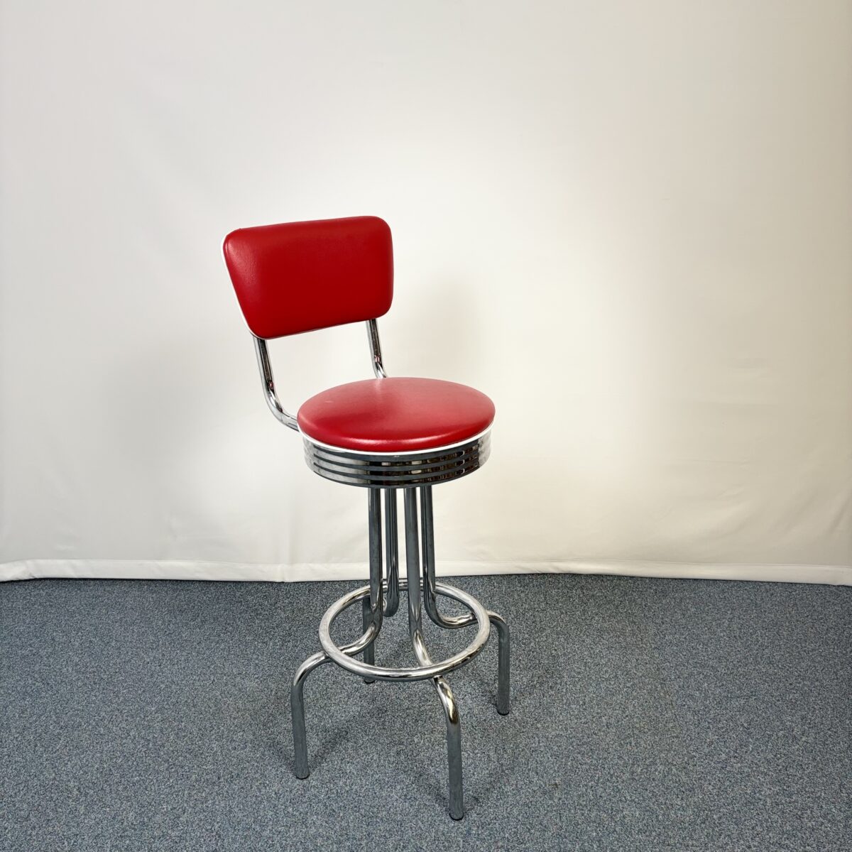 Tabouret métal et cuir rouge et repose-pieds au style Americain