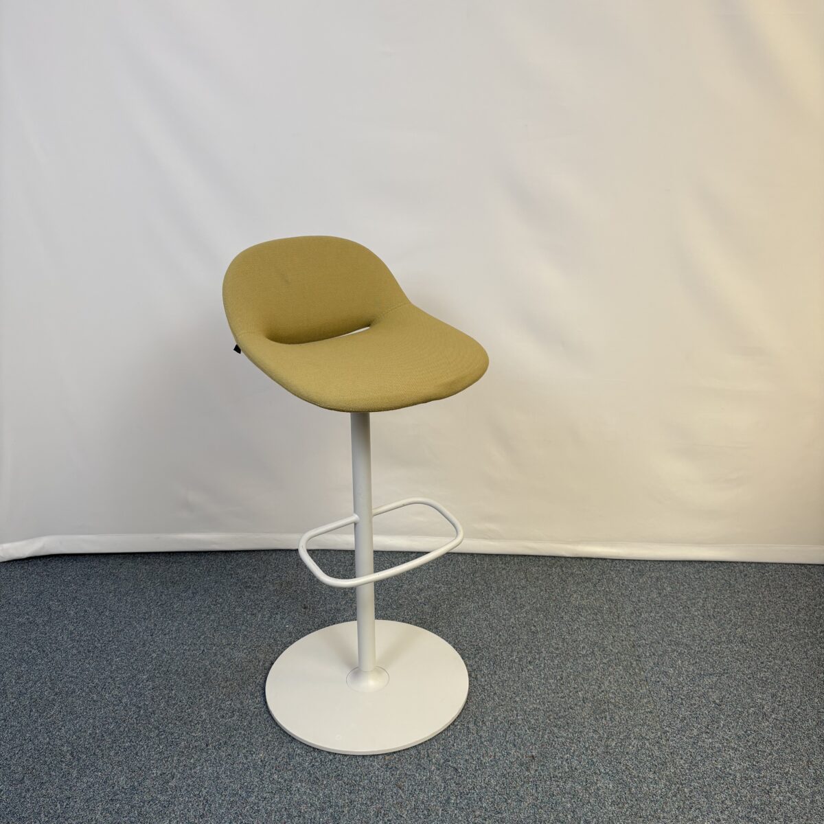 Tabouret métal et tissu vert avec repose-pieds