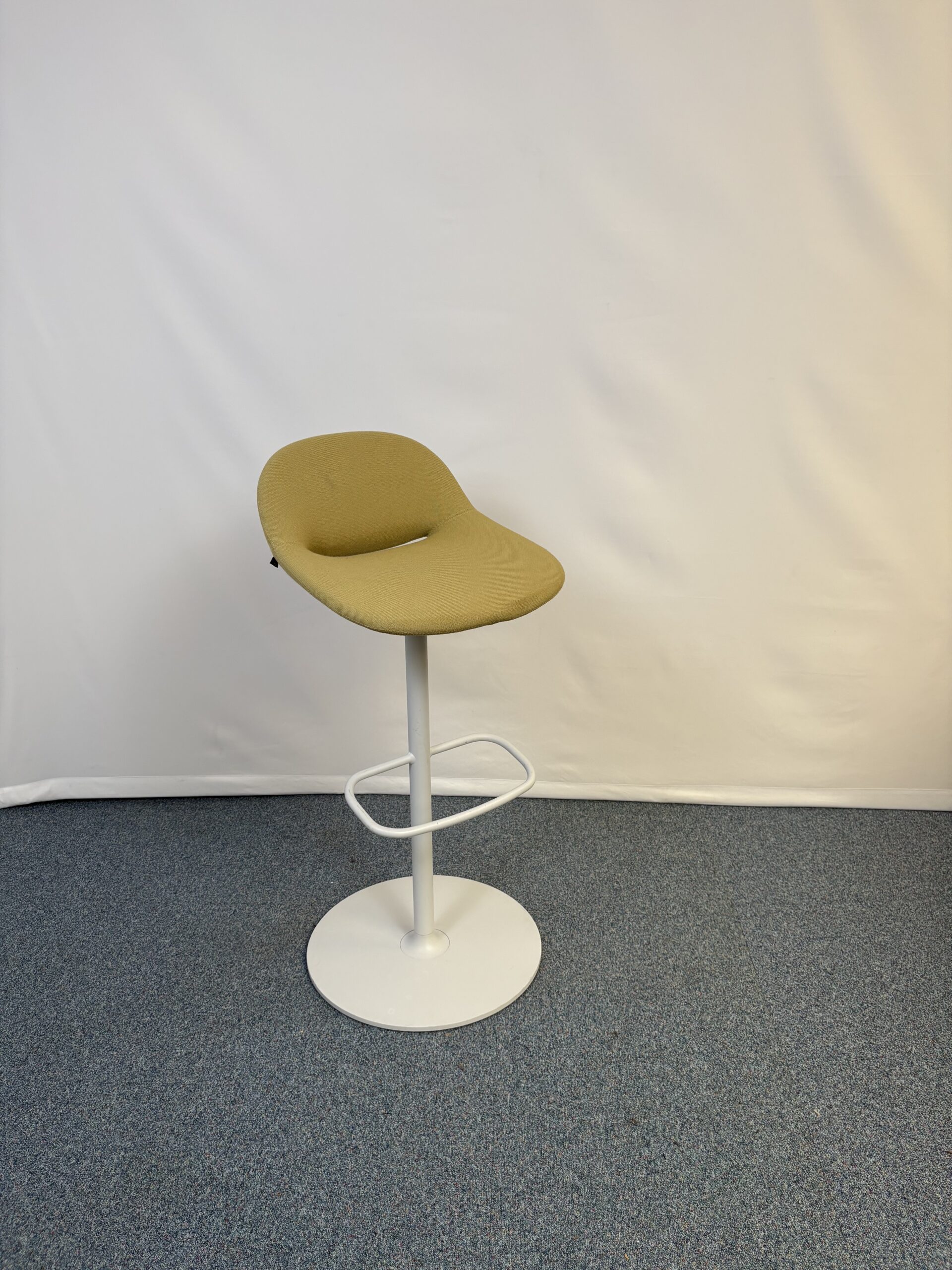 Tabouret métal et tissu vert  avec repose-pieds