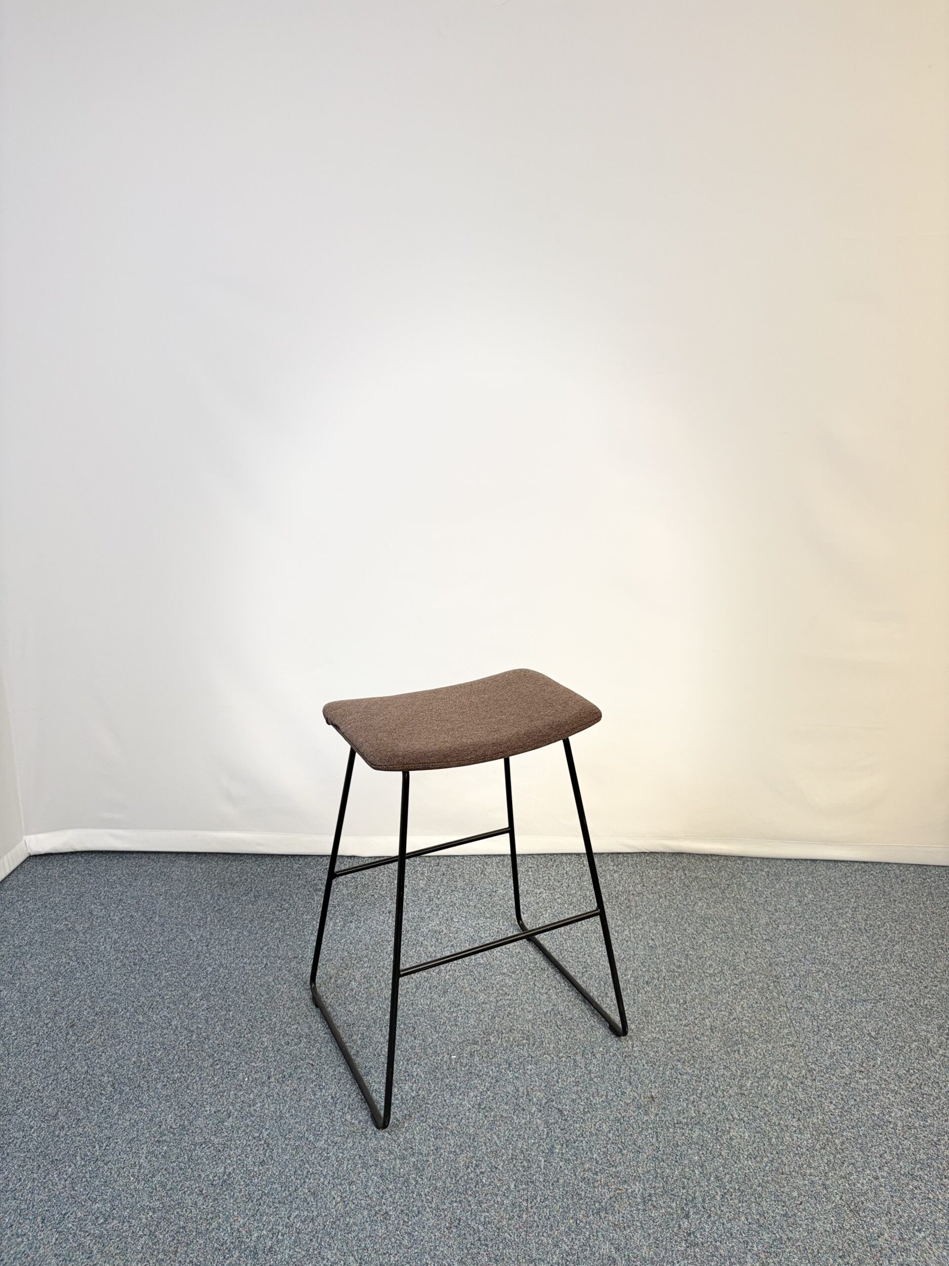 Tabouret Inclass en métal et tissu rouge