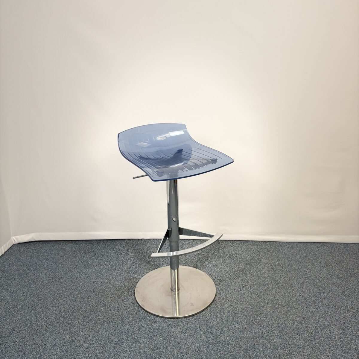 Tabouret en plastique bleu avec repose pieds en metal