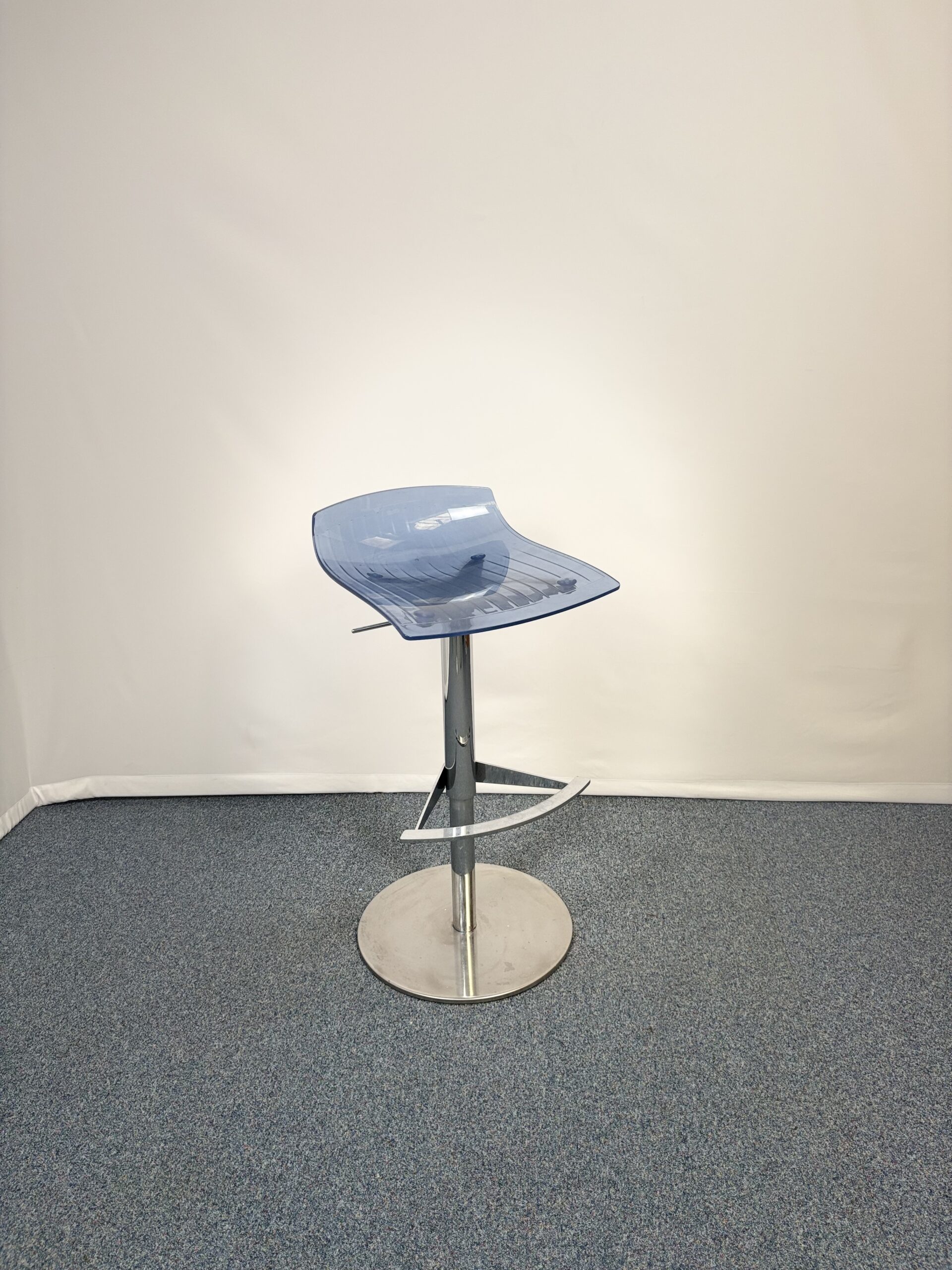 Tabouret en plastique bleu avec repose pieds en metal
